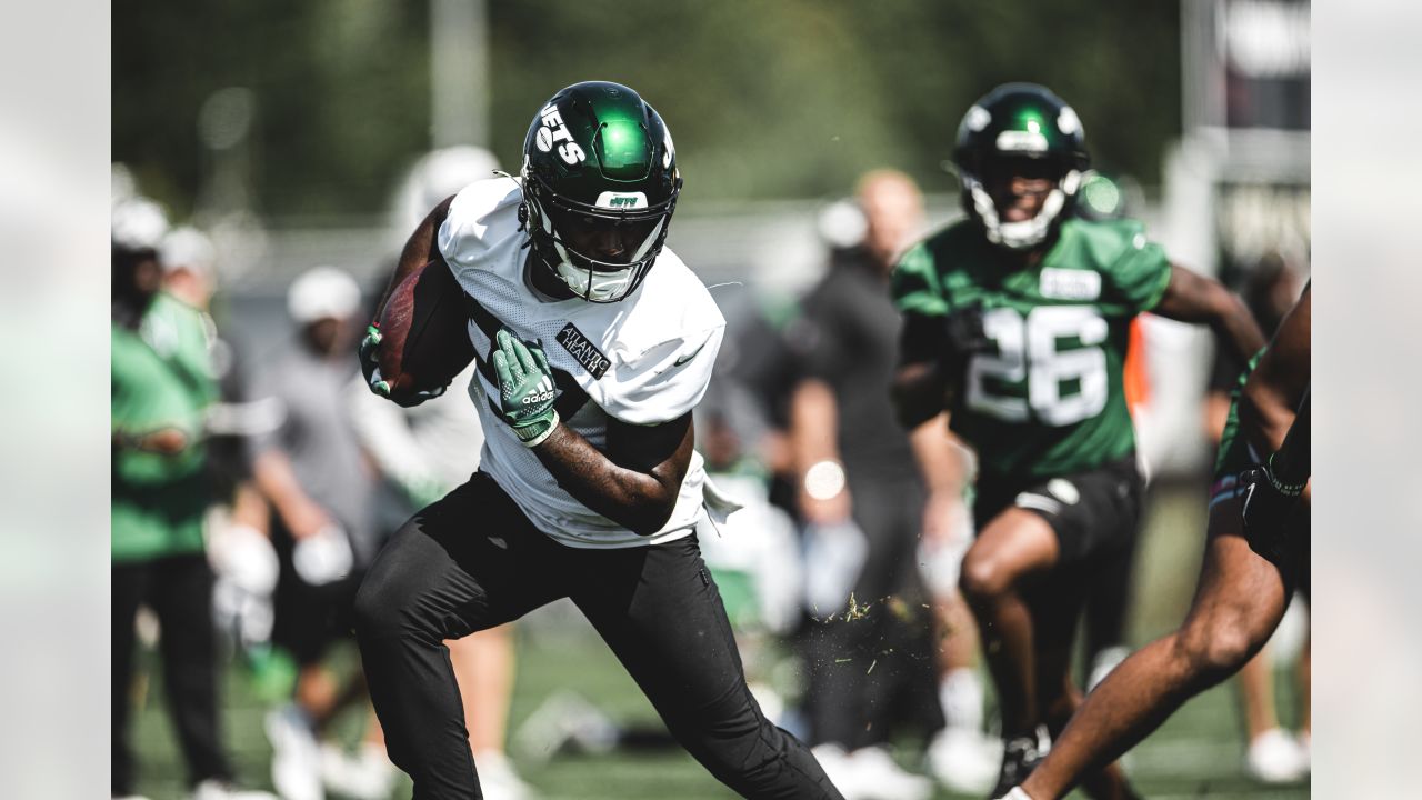 East Rutherford, New Jersey, USA. 25th Sep, 2022. New York Jets cornerback Sauce  Gardner (1) reacts after breaking up a pass intended for Cincinnati Bengals  wide receiver Ja'Marr Chase (1) (not pictured)