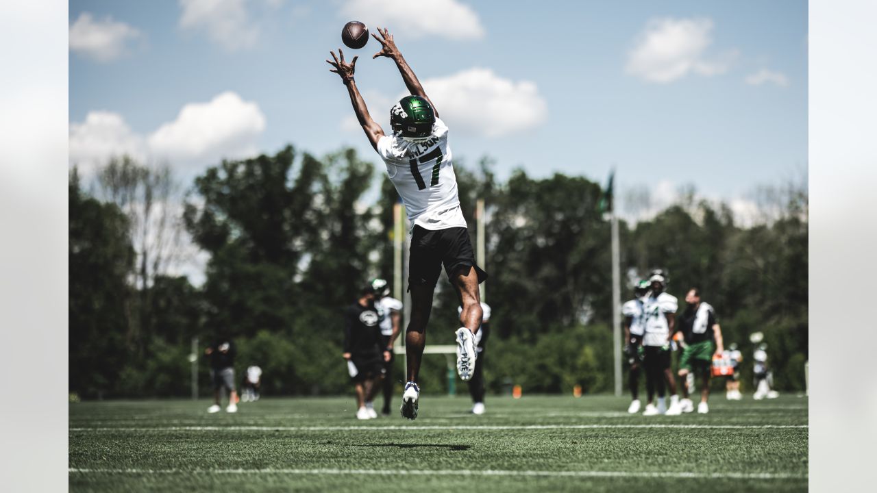 Offensive rookie of the year award winner 2023: Jets WR Garrett Wilson  claims top rookie honors - DraftKings Network