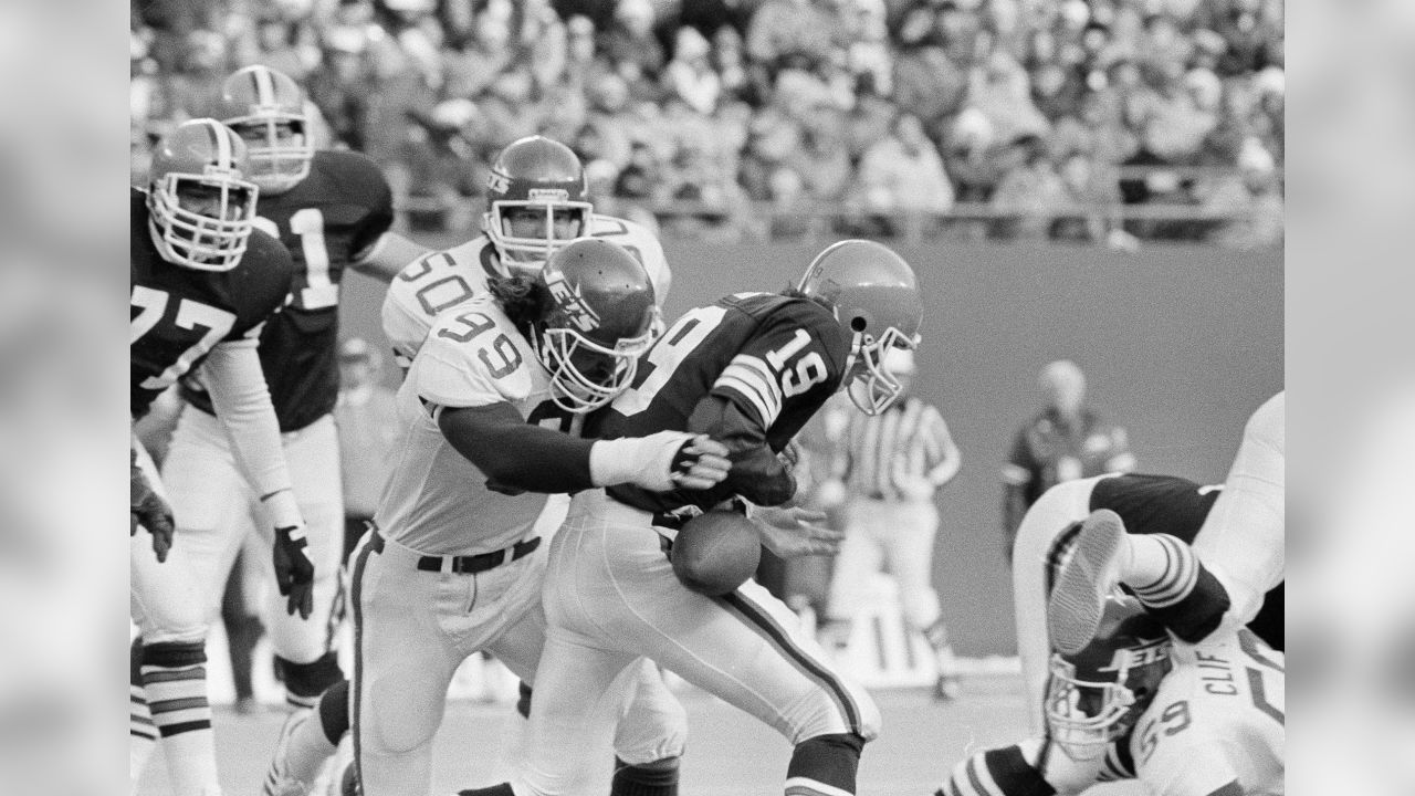 New York Giants back up quarterback Anthony Wright prepares to throw a pass  in the fourth quarter against the San Francisco 49ers at Giants Stadium in  East Rutherford, New Jersey on October