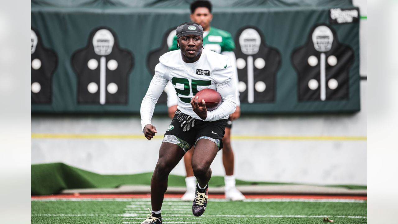 Jets RB Breece Hall supports Wichita flag football league