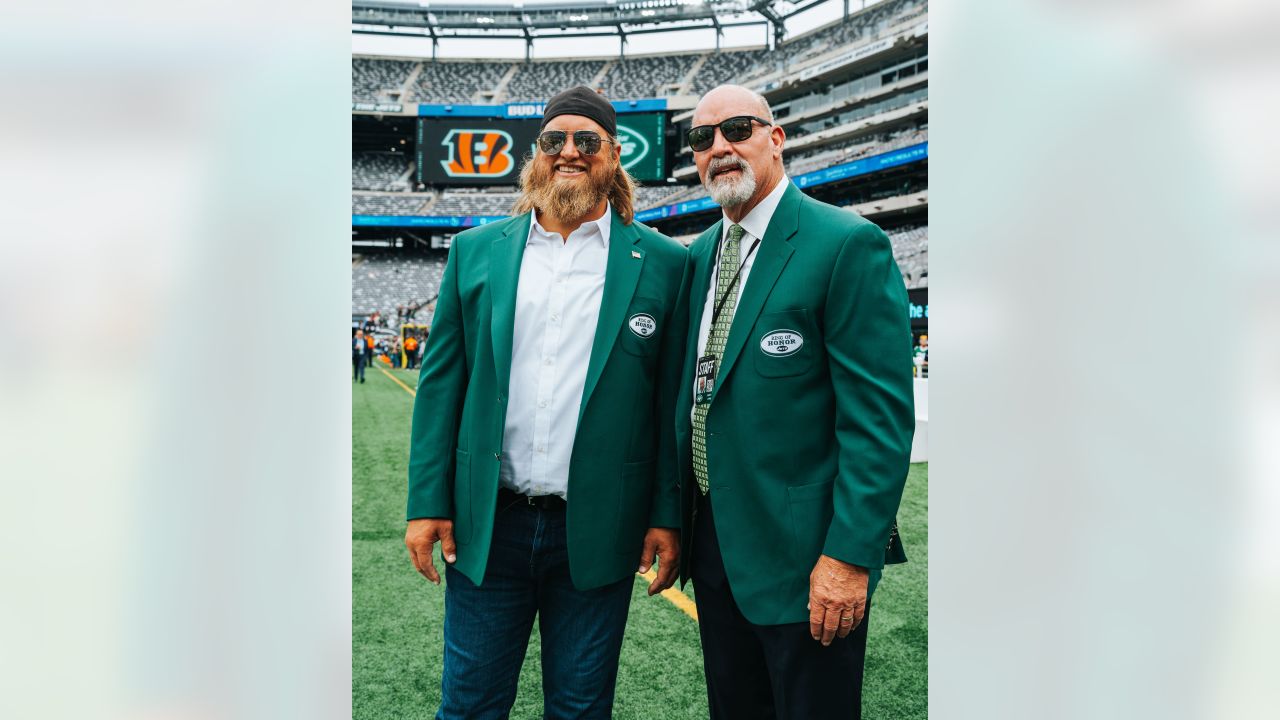 East Rutherford, New Jersey, USA. 25th Sep, 2022. Former New York Jets  player Nick Mangold is honored during a Ring of Honor ceremony during  halftime of an NFL football game between the