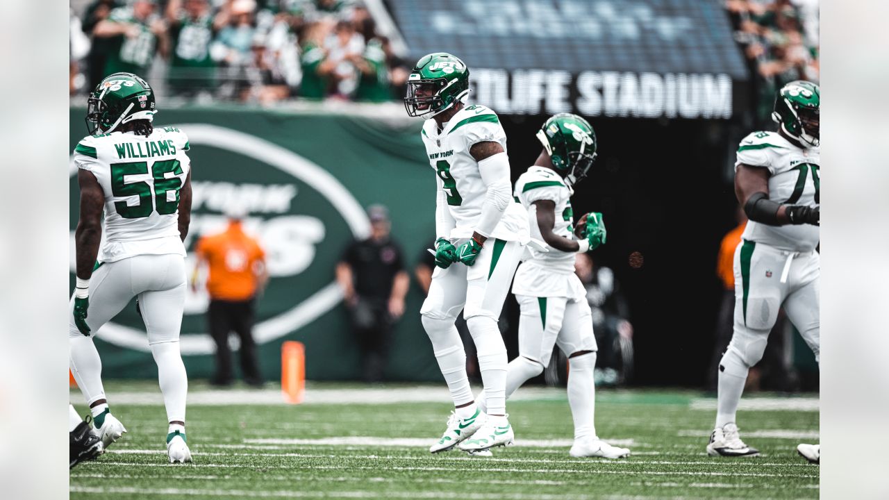 East Rutherford, New Jersey, USA. 25th Sep, 2022. New York Jets cornerback Sauce  Gardner (1) breaks up a pass intended for Cincinnati Bengals wide receiver  Ja'Marr Chase (1) during a NFL game