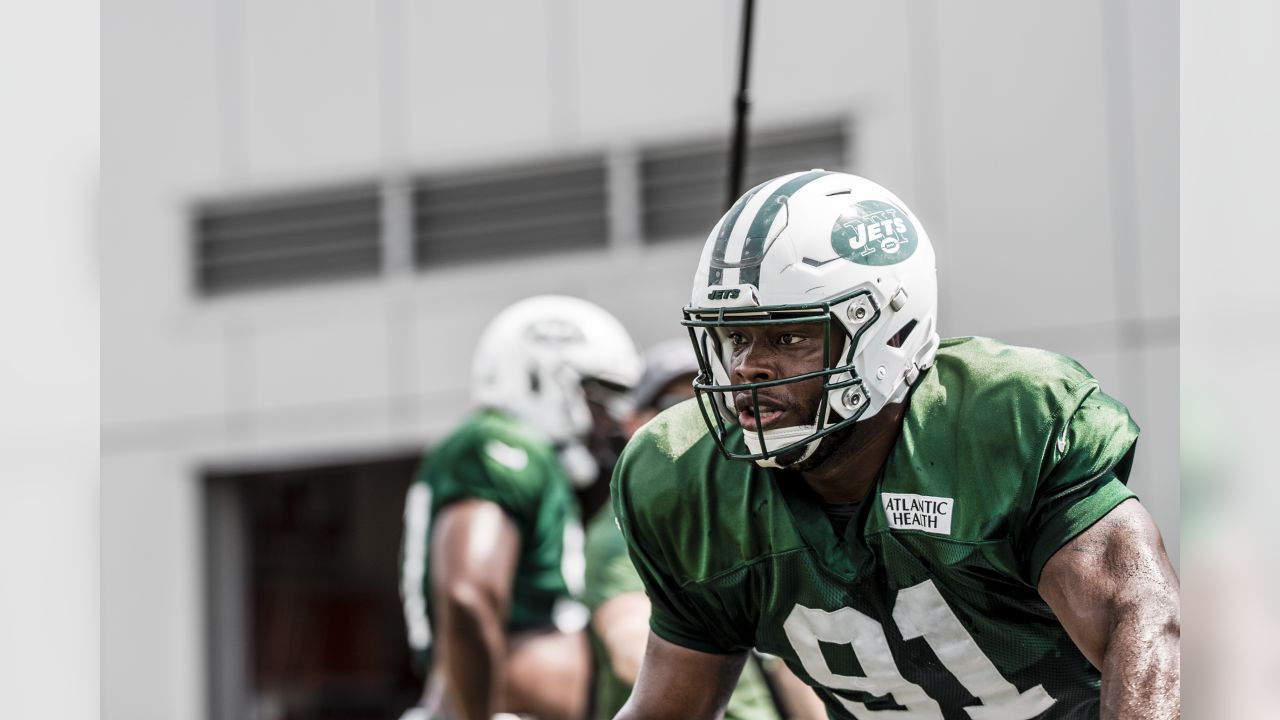 Jets defensive end arrives to camp wielding barbed-wire bat 