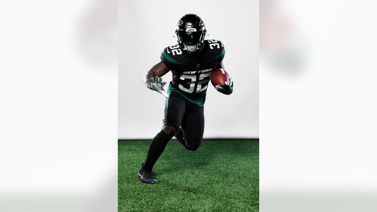 WATCH: Jets unveil new uniforms, including 1st-ever black