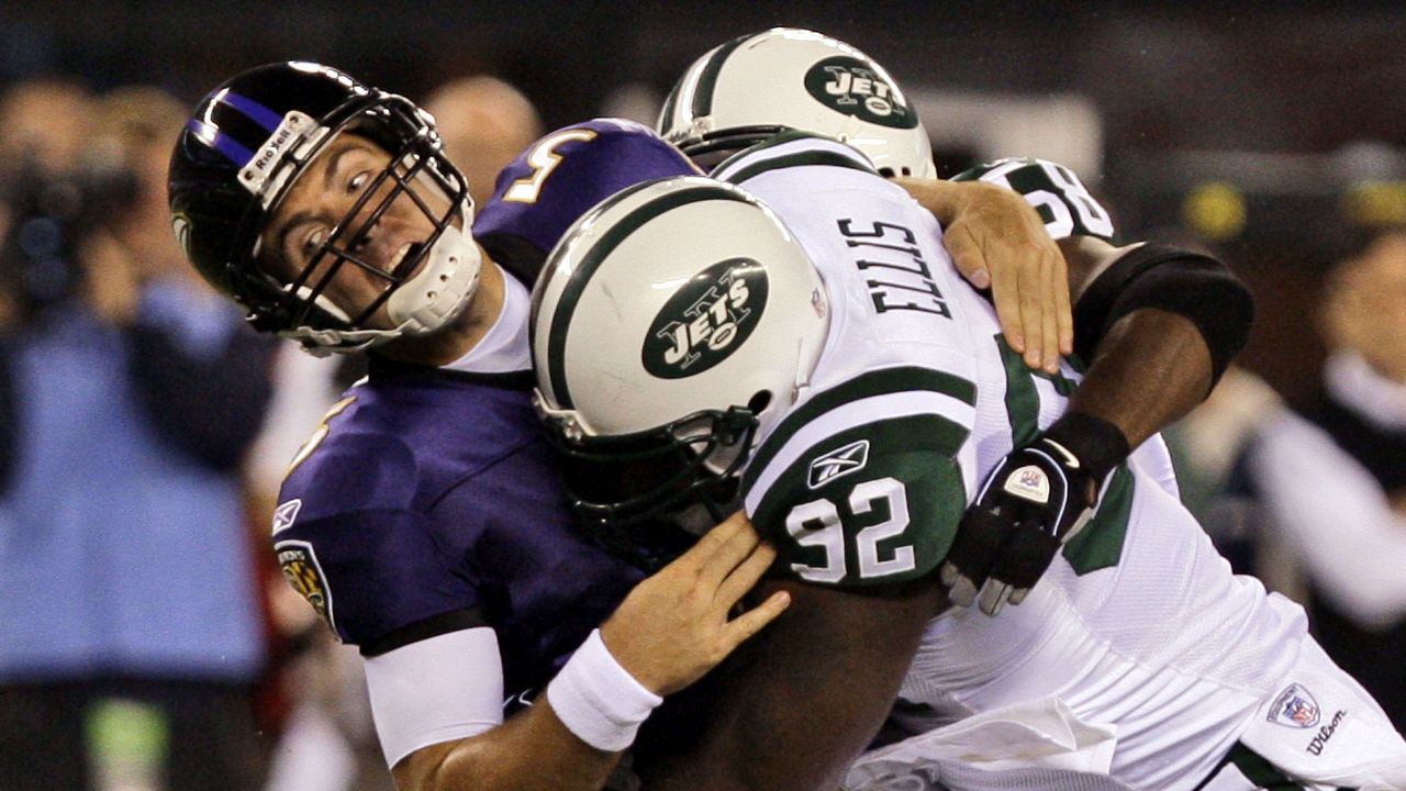 Baltimore Ravens' Ray Lewis tackles New York Jets' Dustin Keller