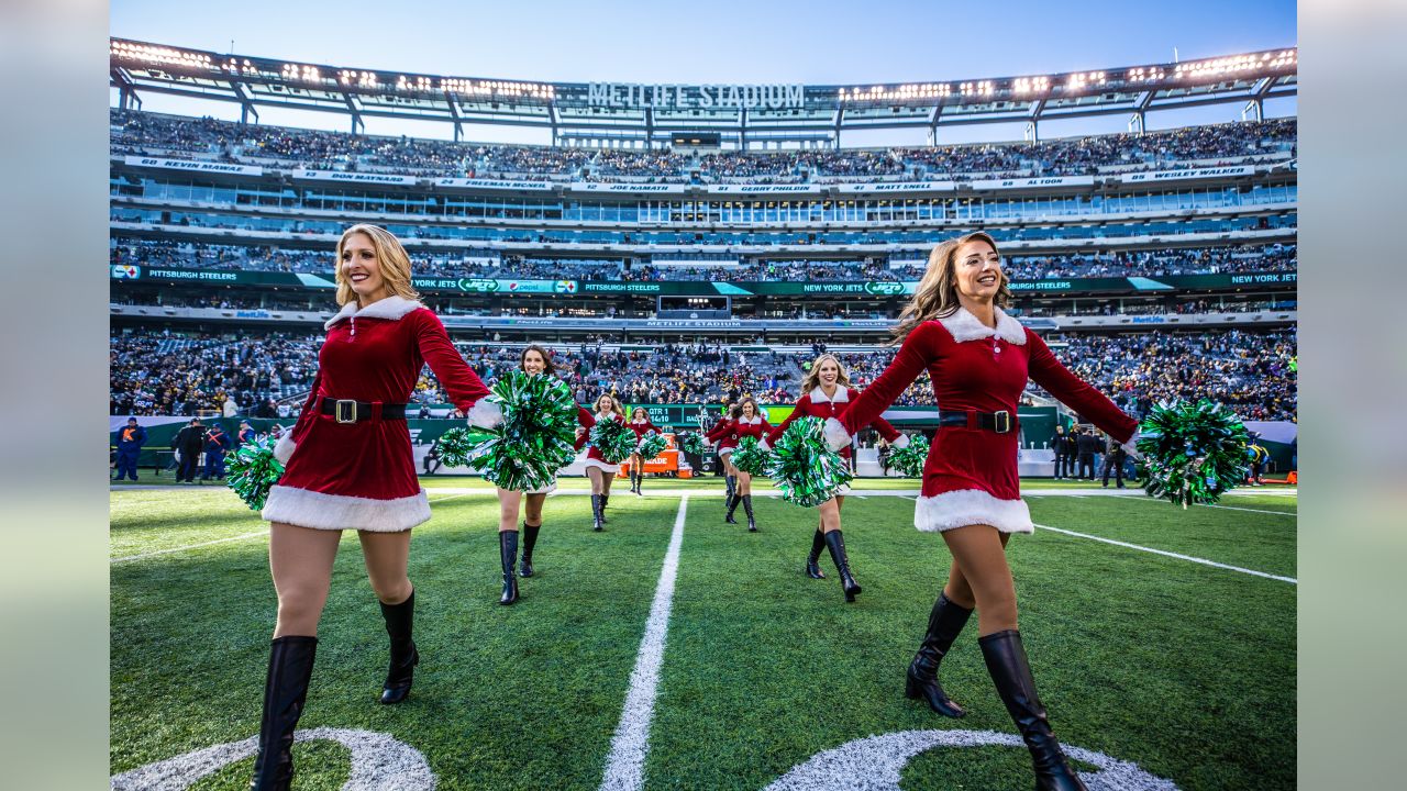 Jets Flight Crew cheerleaders put on spectacular holiday halftime  performance at MetLife Stadium (PHOTOS) 