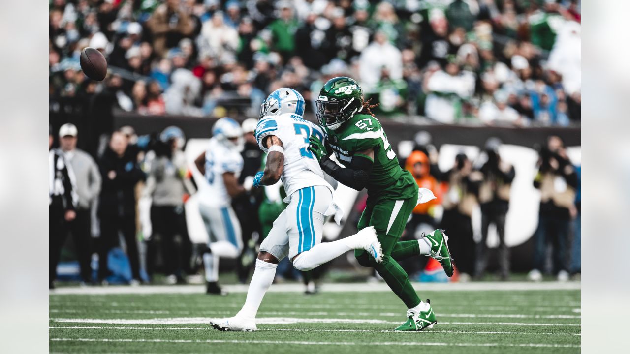 New York Jets linebacker C.J. Mosley (57) looks out before the snap during  an NFL football game against the Cincinnati Bengals, Sunday, Sept. 25,  2022, in East Rutherford, N.J. The Cincinnati Bengals