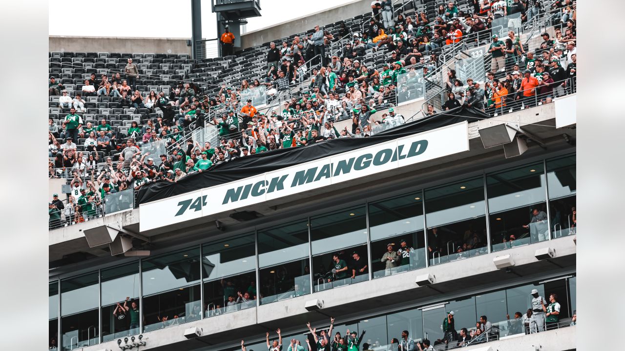 September 25, 2022, East Rutherford, New Jersey, USA: Former New York Jets  player Nick Mangold is honored during a Ring of Honor ceremony during  halftime of an NFL football game between the