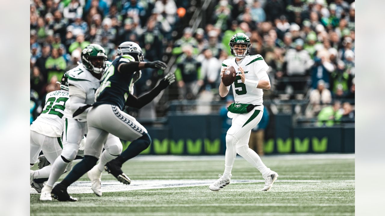 New York Jets quarterback Mike White (5) passes against the Seattle  Seahawks during an NFL football game, Sunday, Jan. 1, 2023, in Seattle. (AP  Photo/Ted S. Warren Stock Photo - Alamy