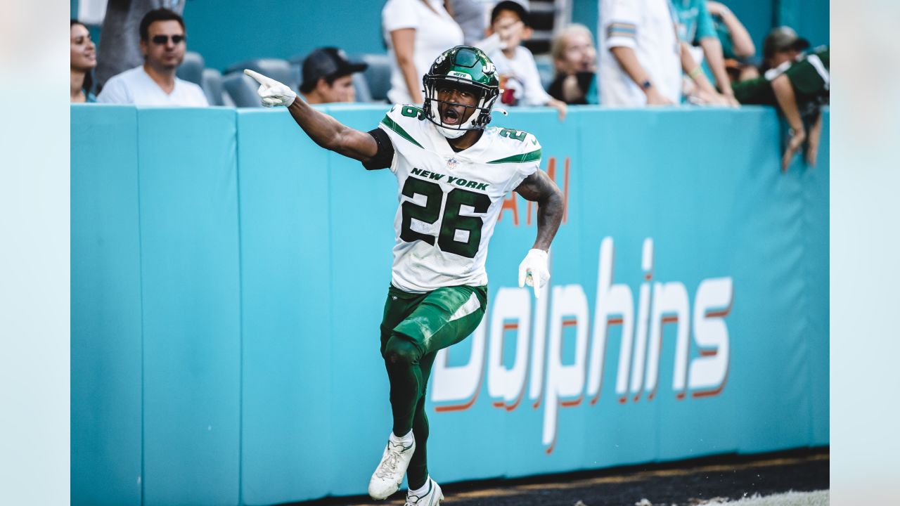 Lamar Jackson Handed Out Extra Jerseys for Jets Players Postgame