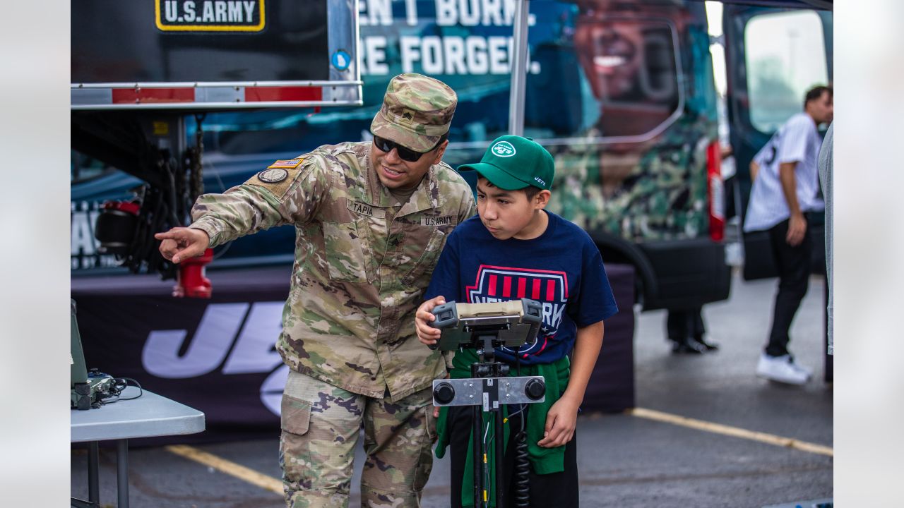 DVIDS - Images - New York Jets' Salute to Service Game [Image 2 of 15]