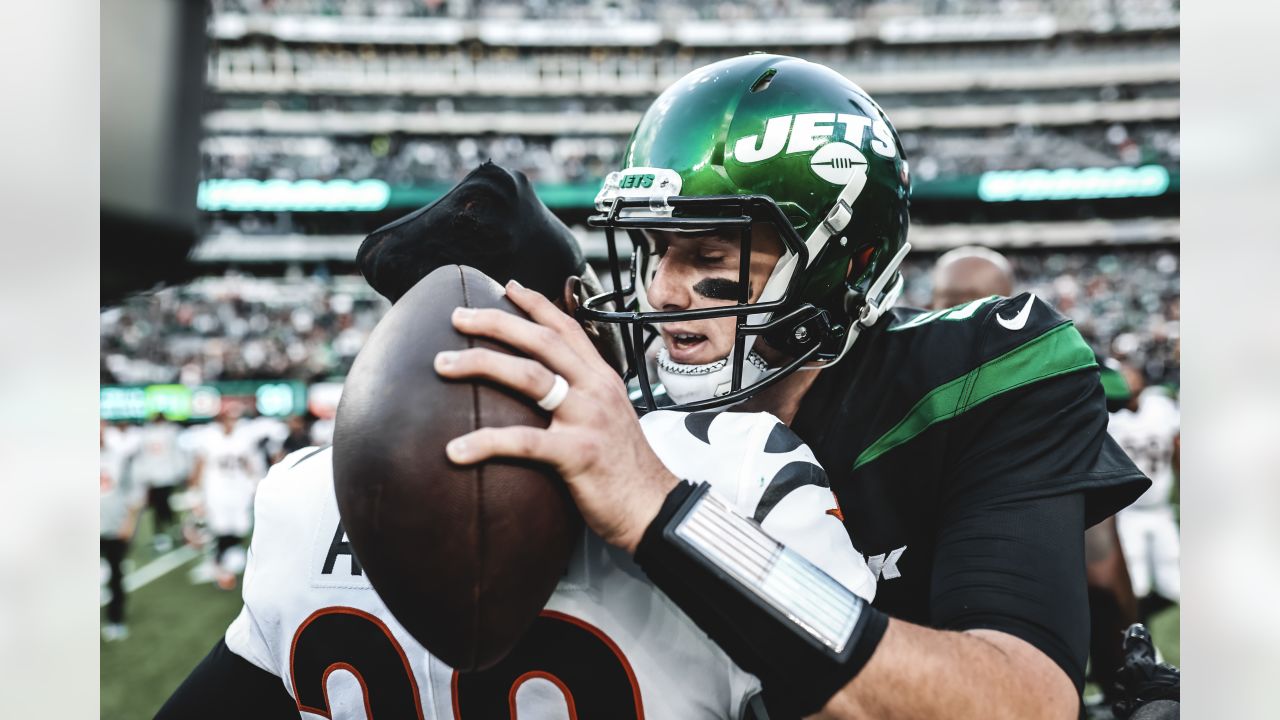 New York Jets quarterback Mike White (5) passes against the Cincinnati  Bengals during an NFL football game, Sunday, Oct. 31, 2021, in East  Rutherford, N.J. (AP Photo/Adam Hunger Stock Photo - Alamy