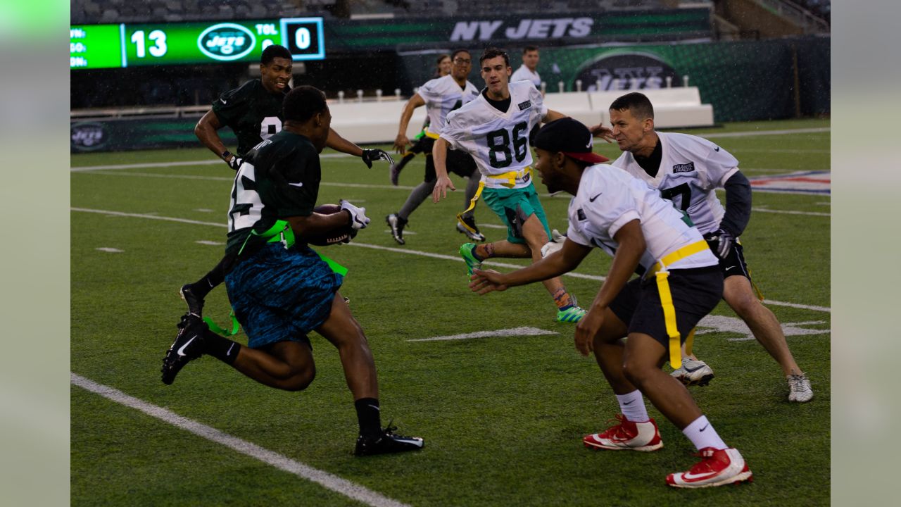 File:Service members unfurl flag at NY Jets first home game at new