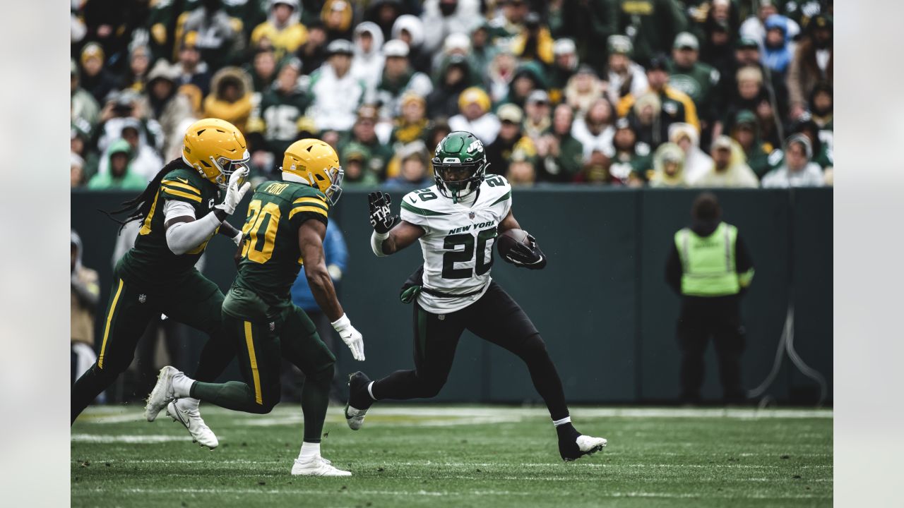 Jets RB Breece Hall supports Wichita flag football league