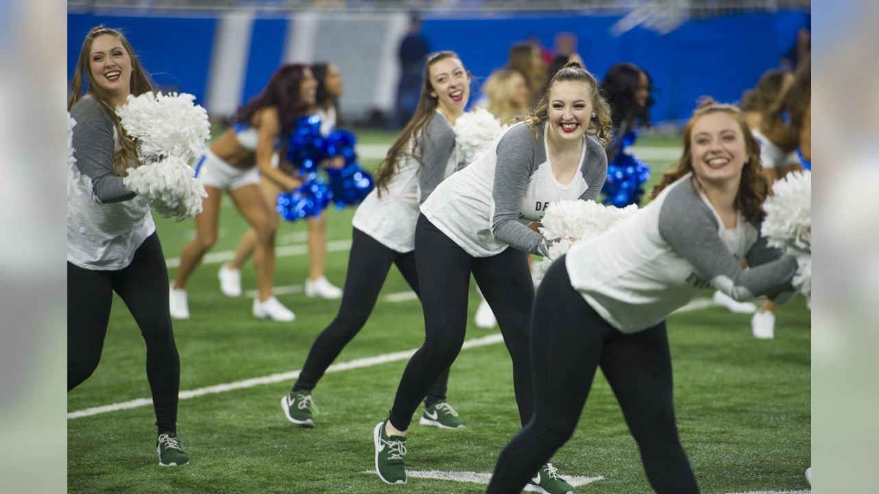 Lions vs. Packers: Cheerleaders halftime show