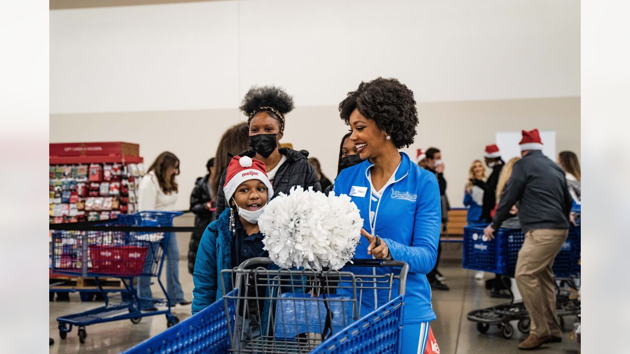 Photos: Packers players shop with kids from Pals Program at Meijer