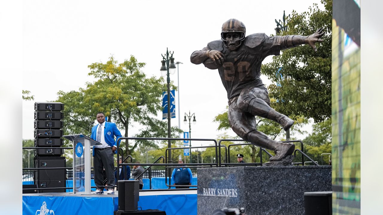 PHOTOS: First look at the new Barry Sanders statue at Ford Field - Pride Of  Detroit