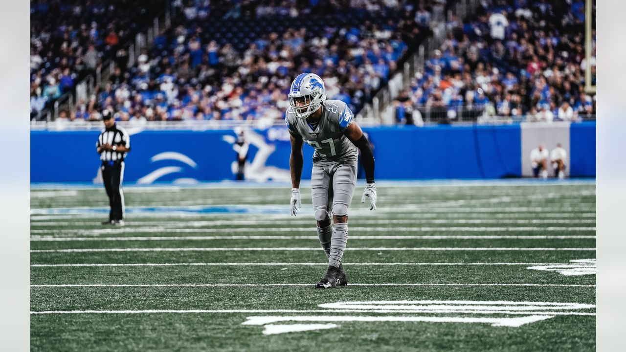 DETROIT, MI - SEPTEMBER 26: Baltimore Ravens quarterback Lamar Jackson (8)  gets sacked by Detroit Lions linebacker Alex Anzalone (34) in the fourth  quarter during NFL game between Baltimore Ravens and Detroit