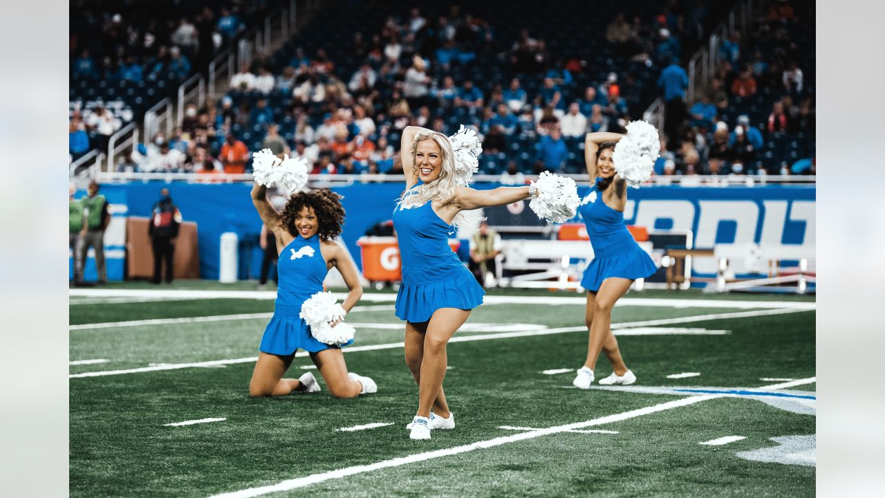 Lions vs Bears: Cheer Photos