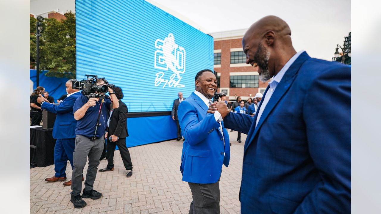 Detroit Lions unveil Barry Sanders statue outside Ford Field : r/nfl