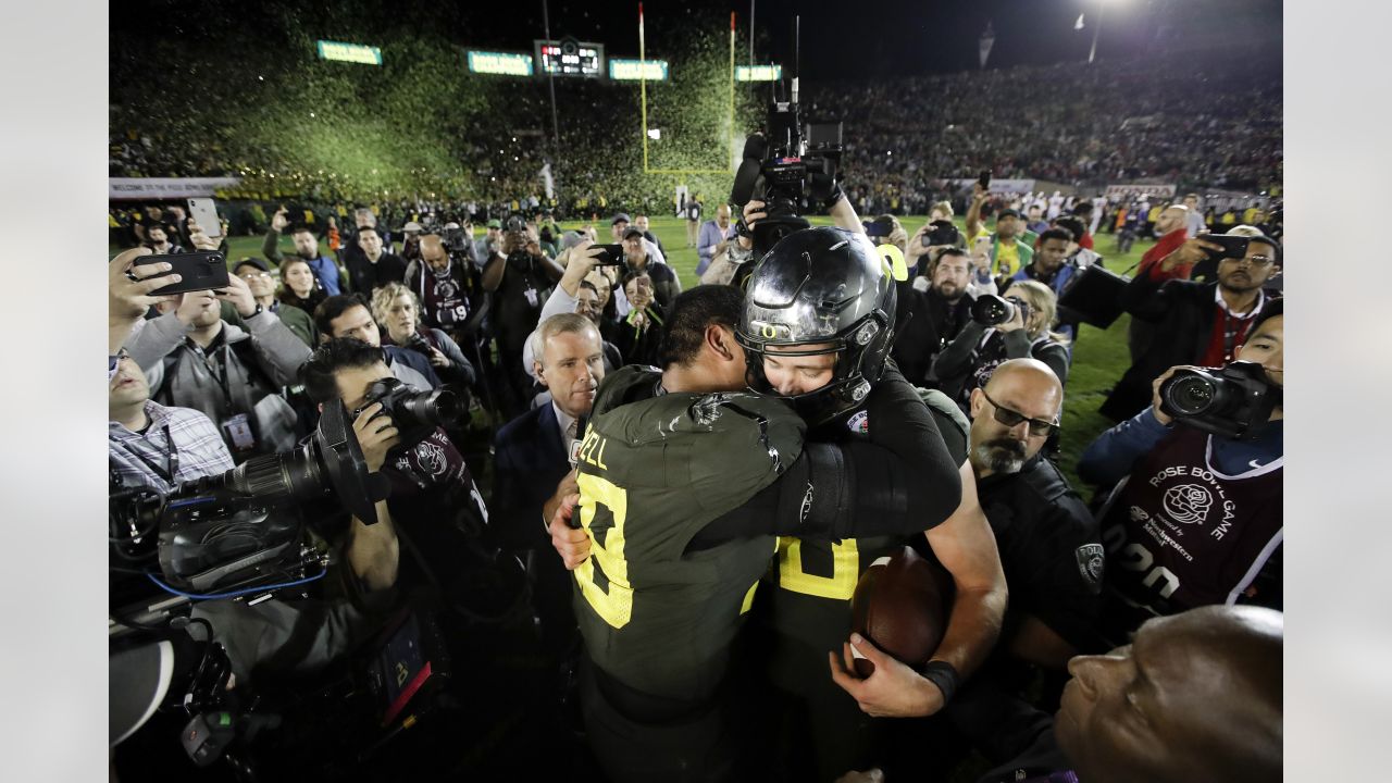 FILE PHOTOS).former Oregon Ducks offensive tackle (58) Penei