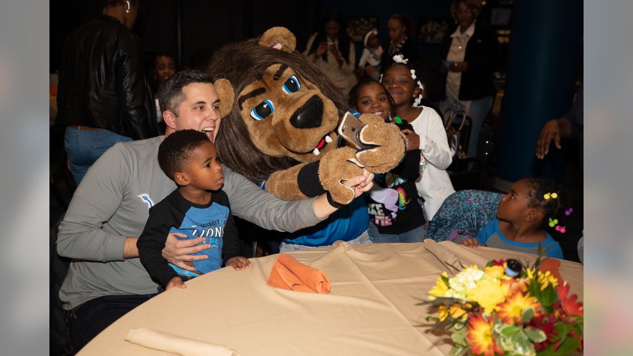 Detroit Lions, Pure Heart serve Thanksgiving dinner to children of