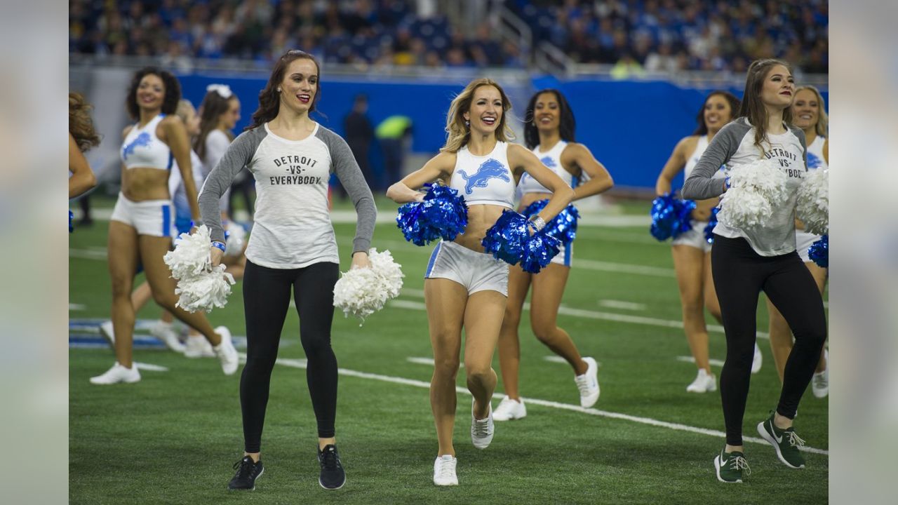 Lions vs. Packers: Cheerleaders halftime show