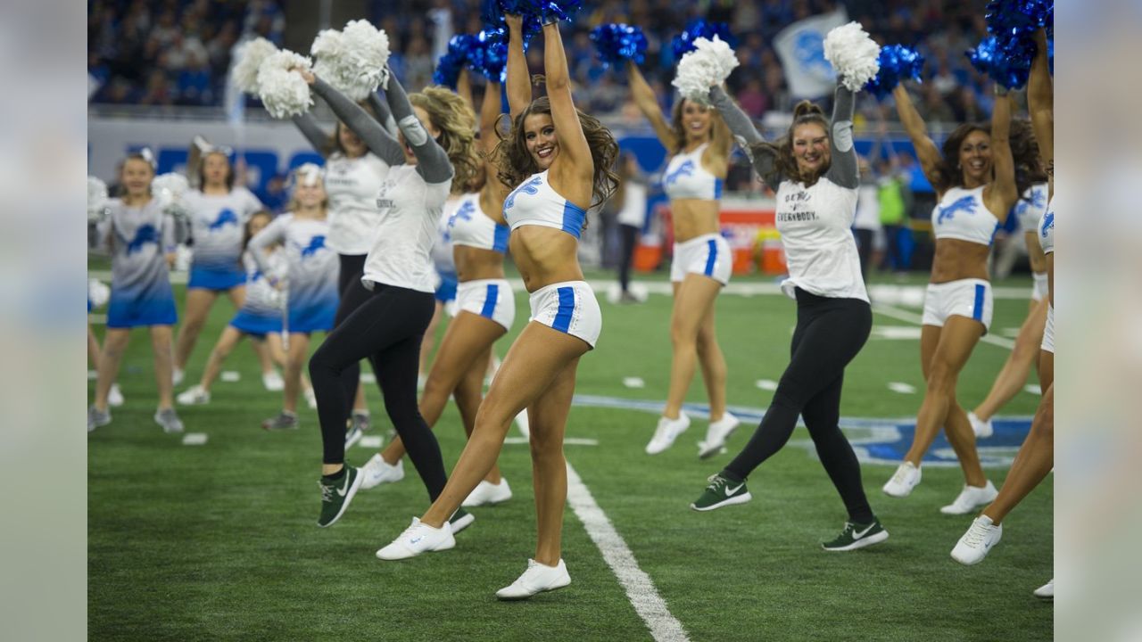 Lions vs. Packers: Cheerleaders halftime show