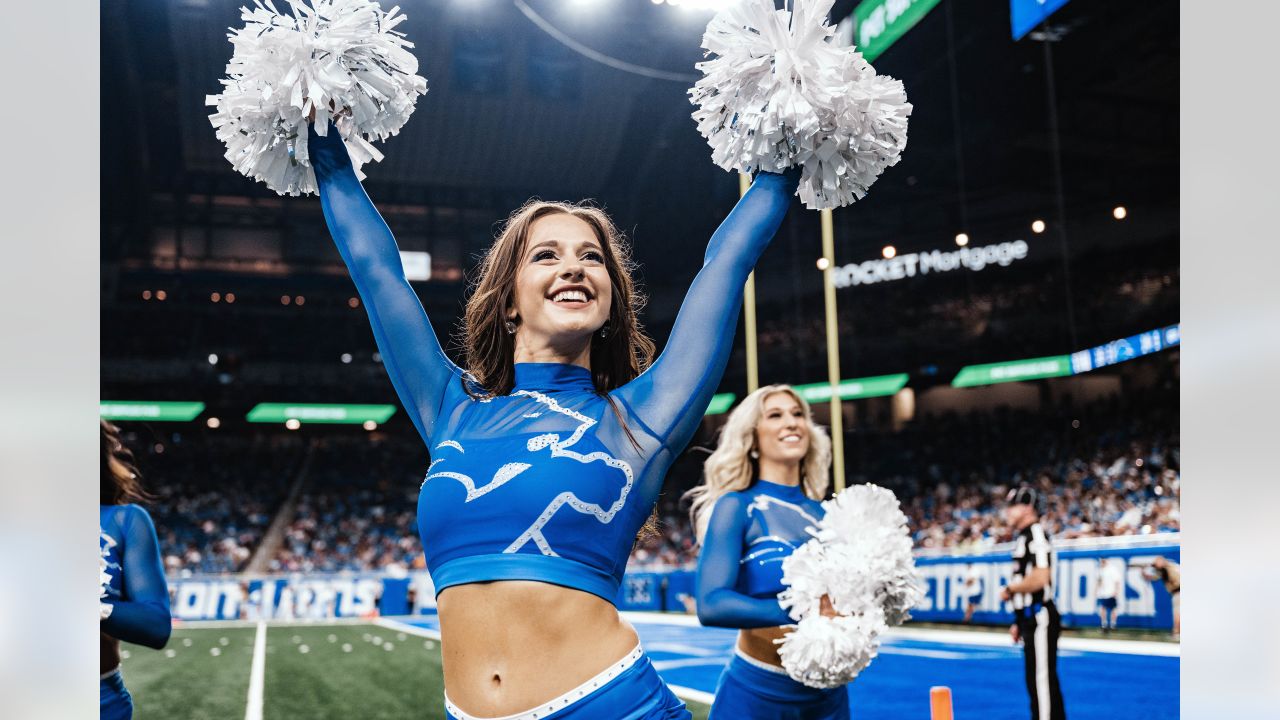 Lions vs. Giants: Cheer Photos