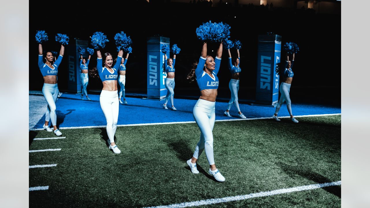 Lions vs Vikings: Cheer Photos