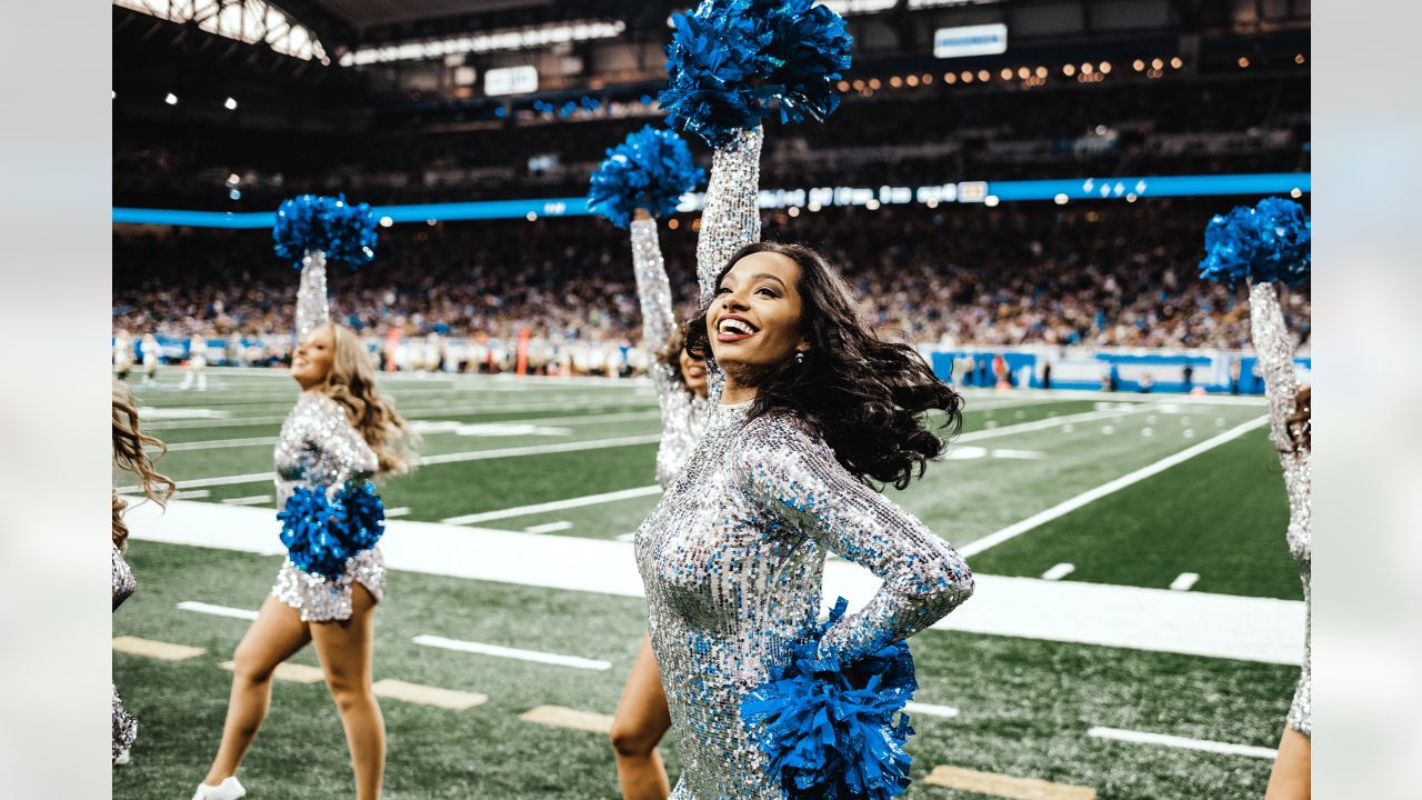 Lions vs. Packers: Cheerleaders halftime show