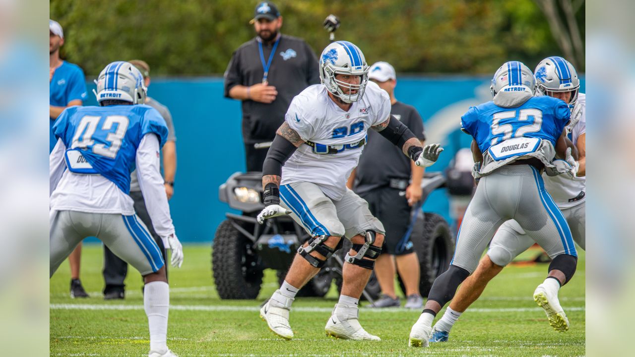 Detroit Lions offensive tackle Taylor Decker (68) blocks against