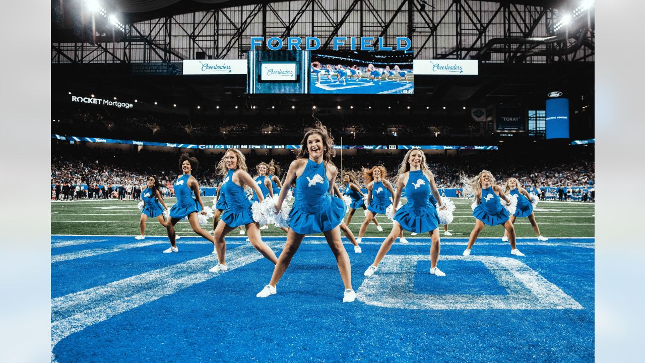 Lions vs Bears: Cheer Photos