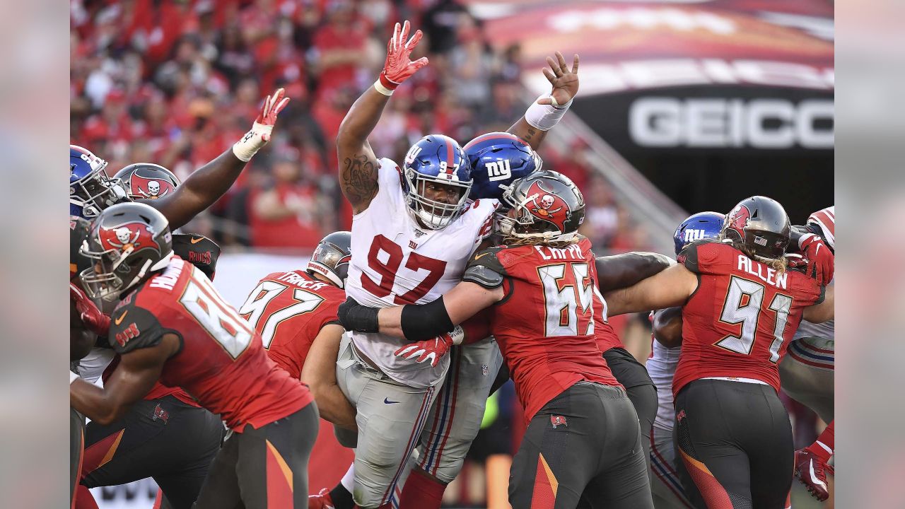 New York Giants #60 Shaon O'Hara gives the ball to Manning. The New York  Giants defeated the Oakland Raiders 44-7 at Giants Stadium in Rutherford,  New Jersey. (Credit Image: © Anthony Gruppuso/Southcreek