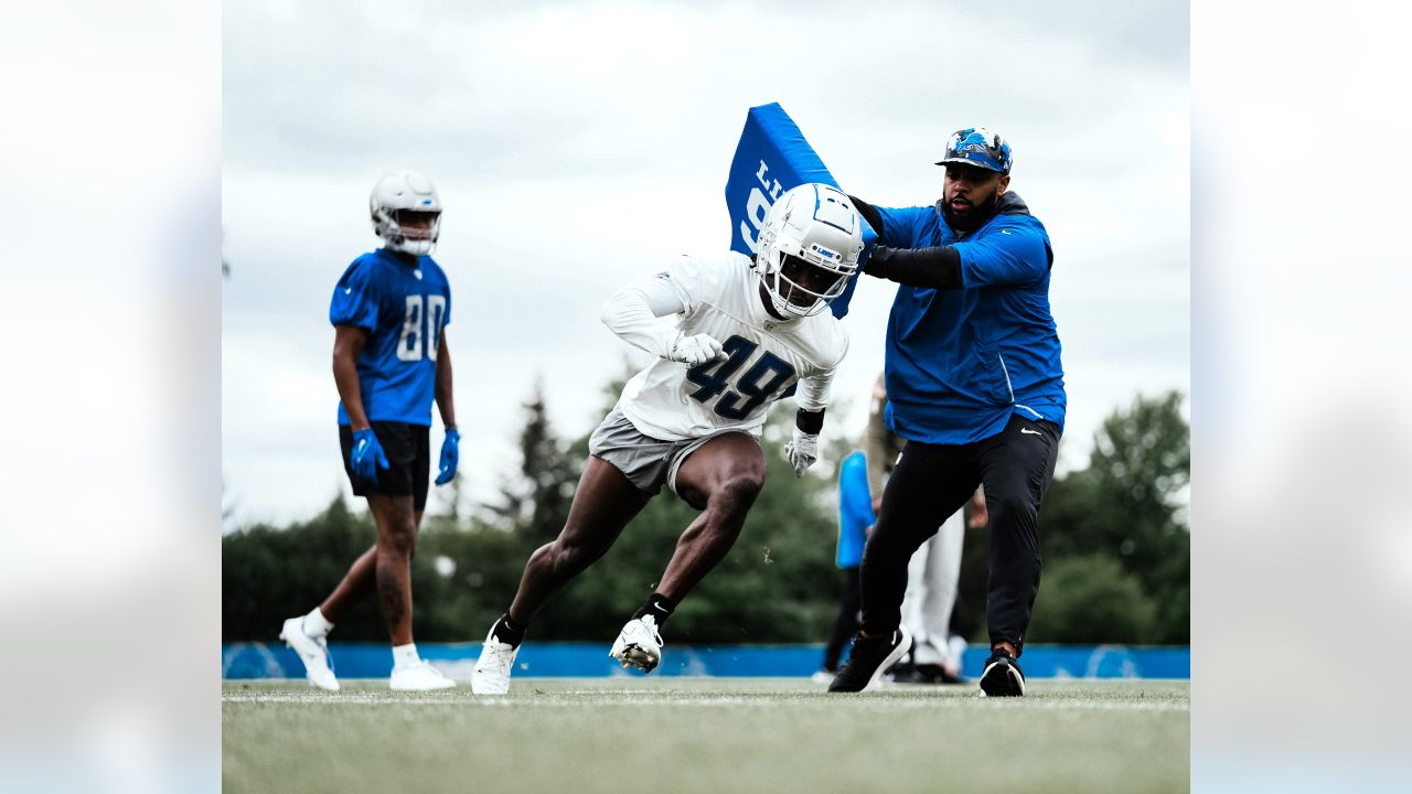 Lions center Frank Ragnow fractured his throat in the first quarter on  Sunday, played the rest of the game anyway, This is the Loop