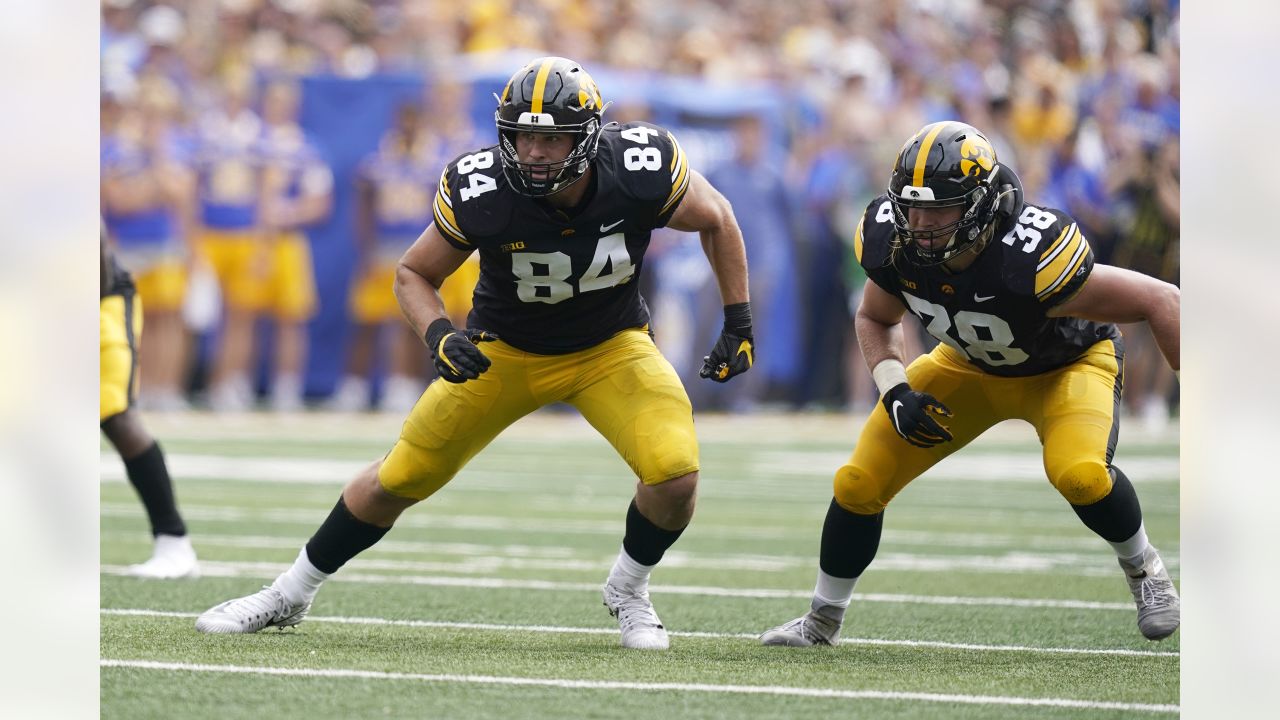 Sam LaPorta is WIDE OPEN for his first NFL touchdown!