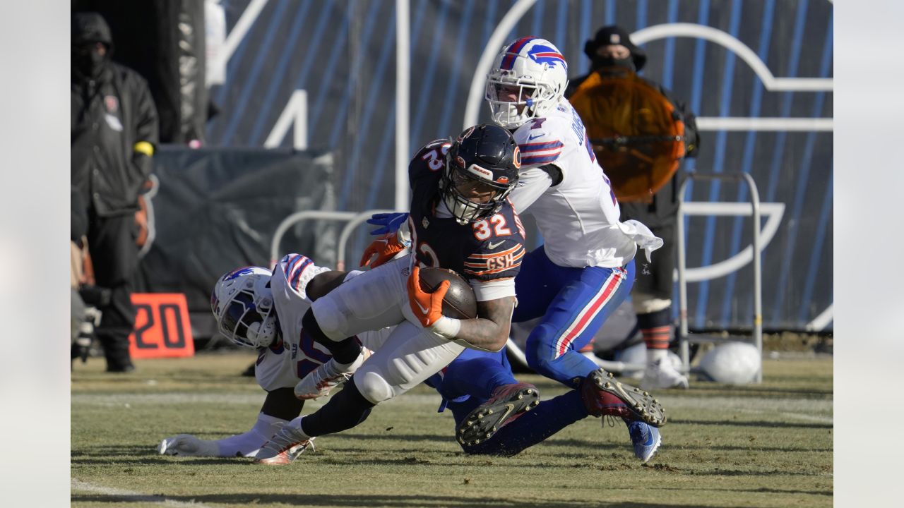 Chicago Bears running back David Montgomery (32) is tackled by