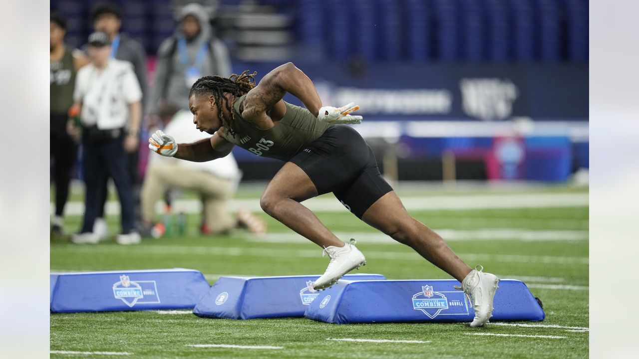 Washington State linebacker Daiyan Henley runs a drill at the NFL football  scouting combine in Indianapolis, Thursday, March 2, 2023. (AP Photo/Darron  Cummings Stock Photo - Alamy