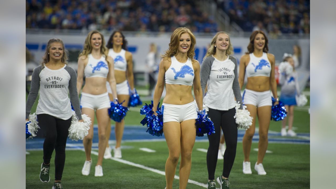 Lions vs. Packers: Cheerleaders halftime show