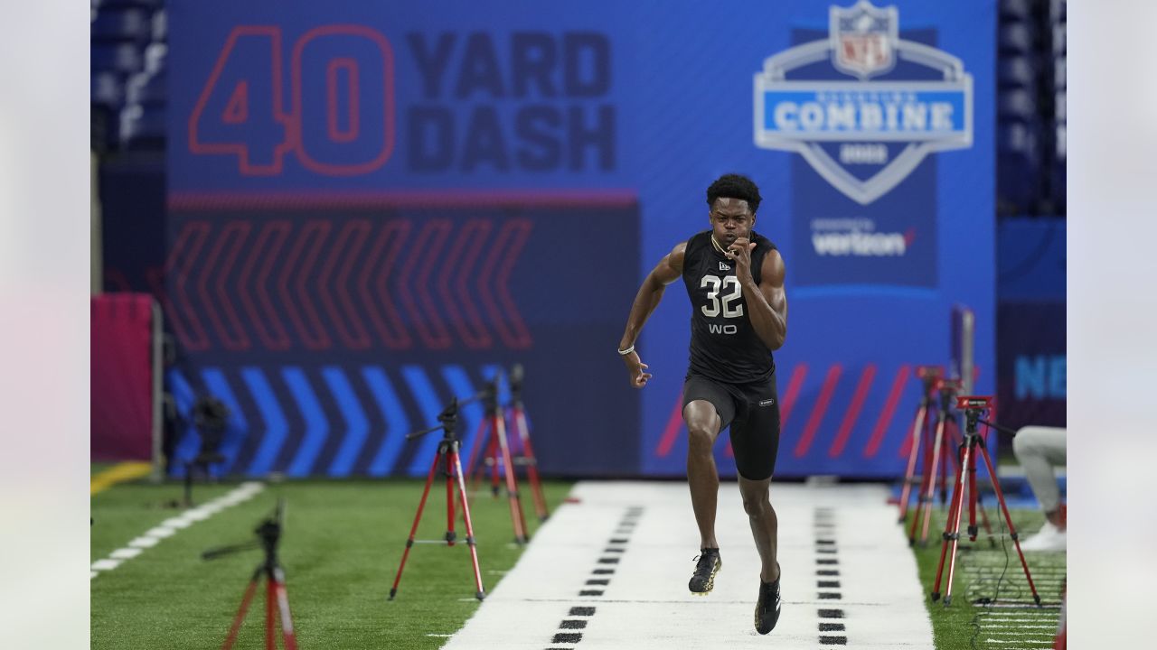 Wide receiver Danny Gray runs official 4.33-second 40-yard dash at 2022  combine