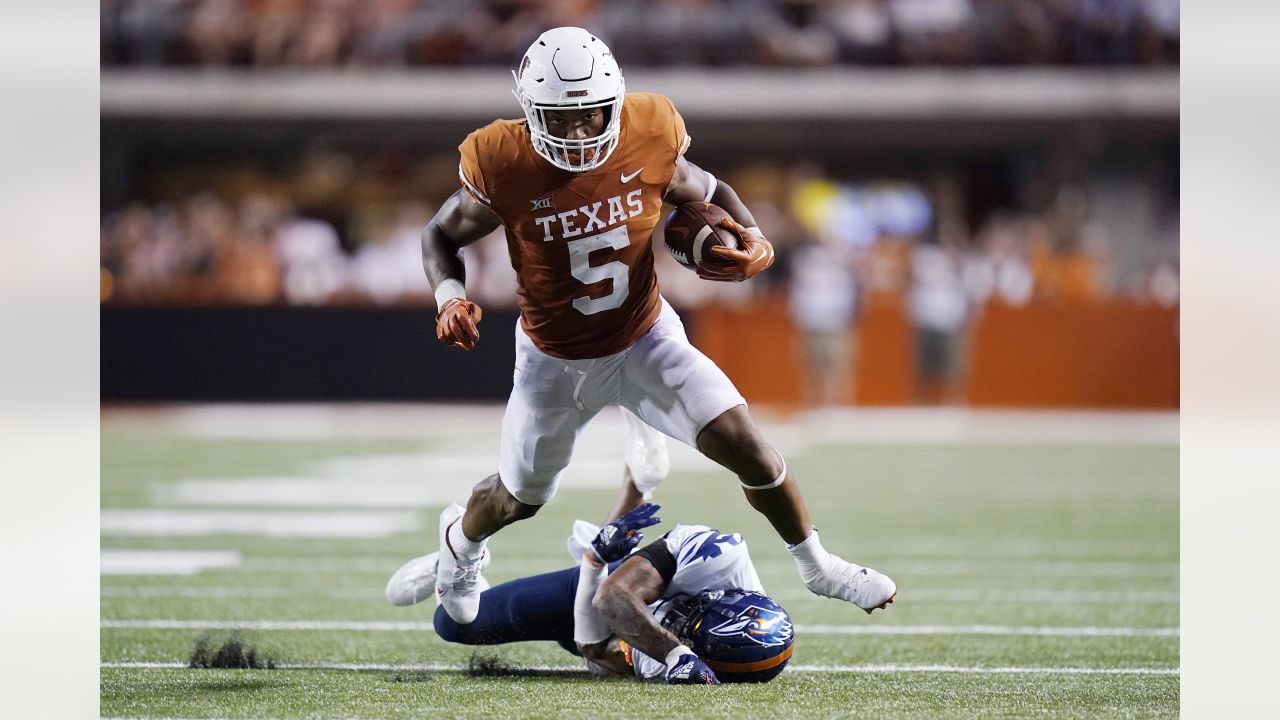 NFL Combine: Texas Longhorns' Bijan Robinson runs 40-yard dash in