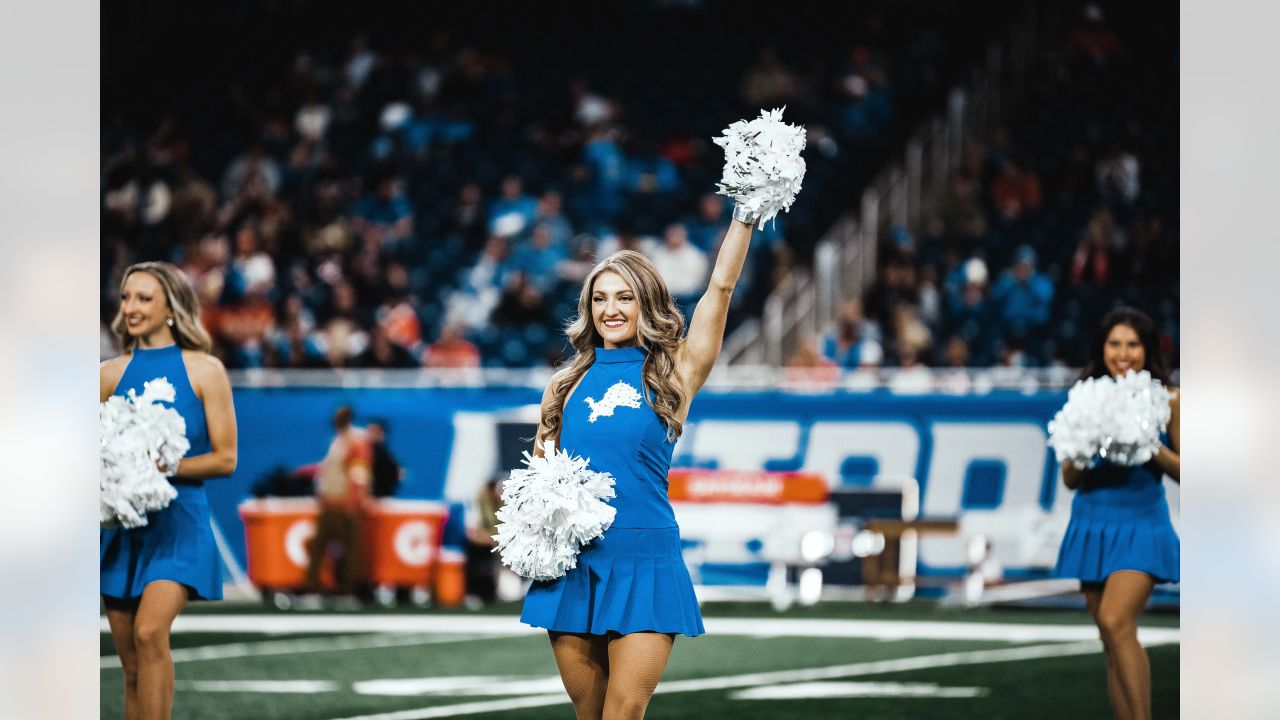 Lions vs Bears: Cheer Photos