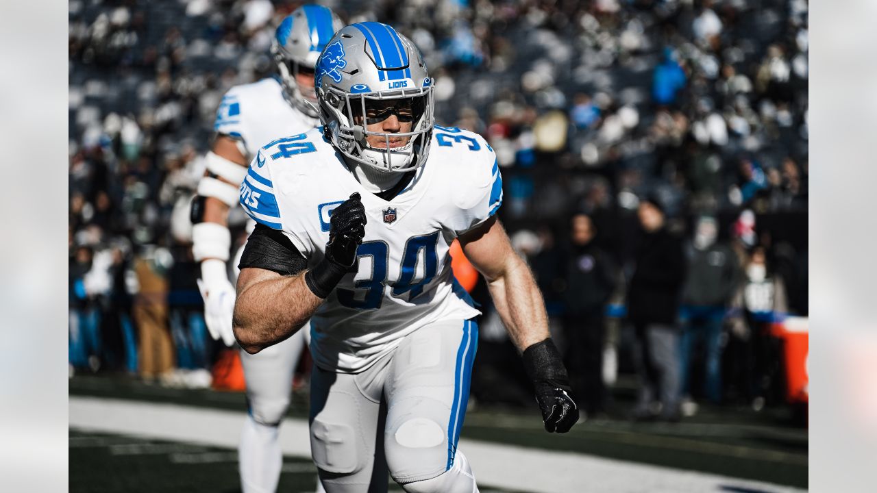 Detroit Lions linebacker Alex Anzalone celebrates after intercepting in  2023