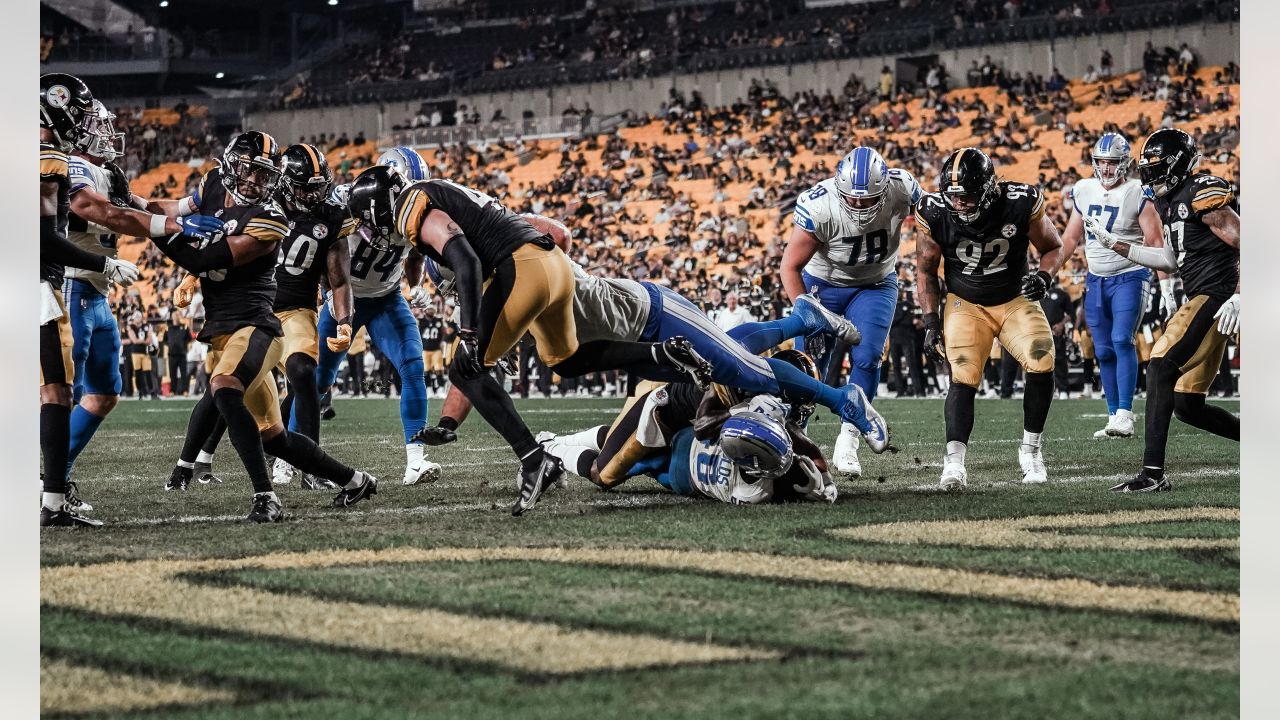 Detroit Lions running back Craig Reynolds (46) rushes against the