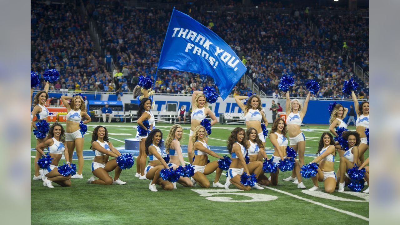 Lions vs. Packers: Cheerleaders halftime show