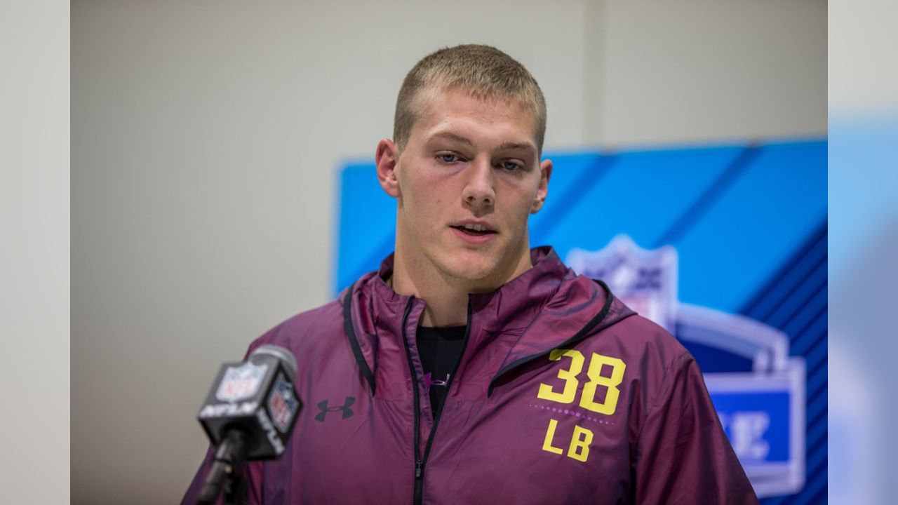 Source - LB Leighton Vander Esch agrees to 1-year deal to stay