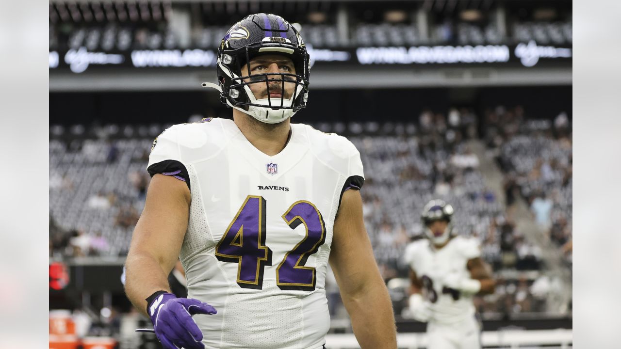 Ravens FB Patrick Ricard reacts to G Ben Powers' massive deal with Broncos