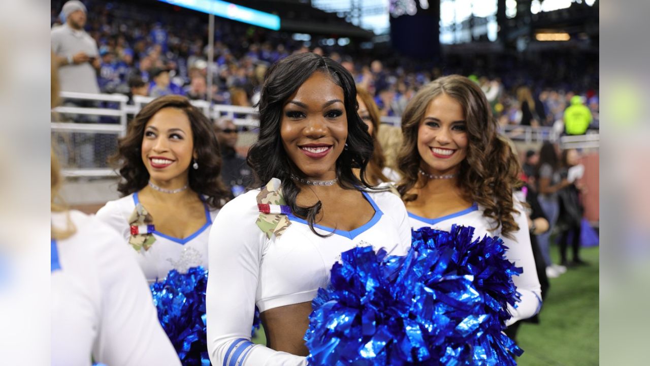 Detroit Lions cheerleaders unveil new costumes at season opener