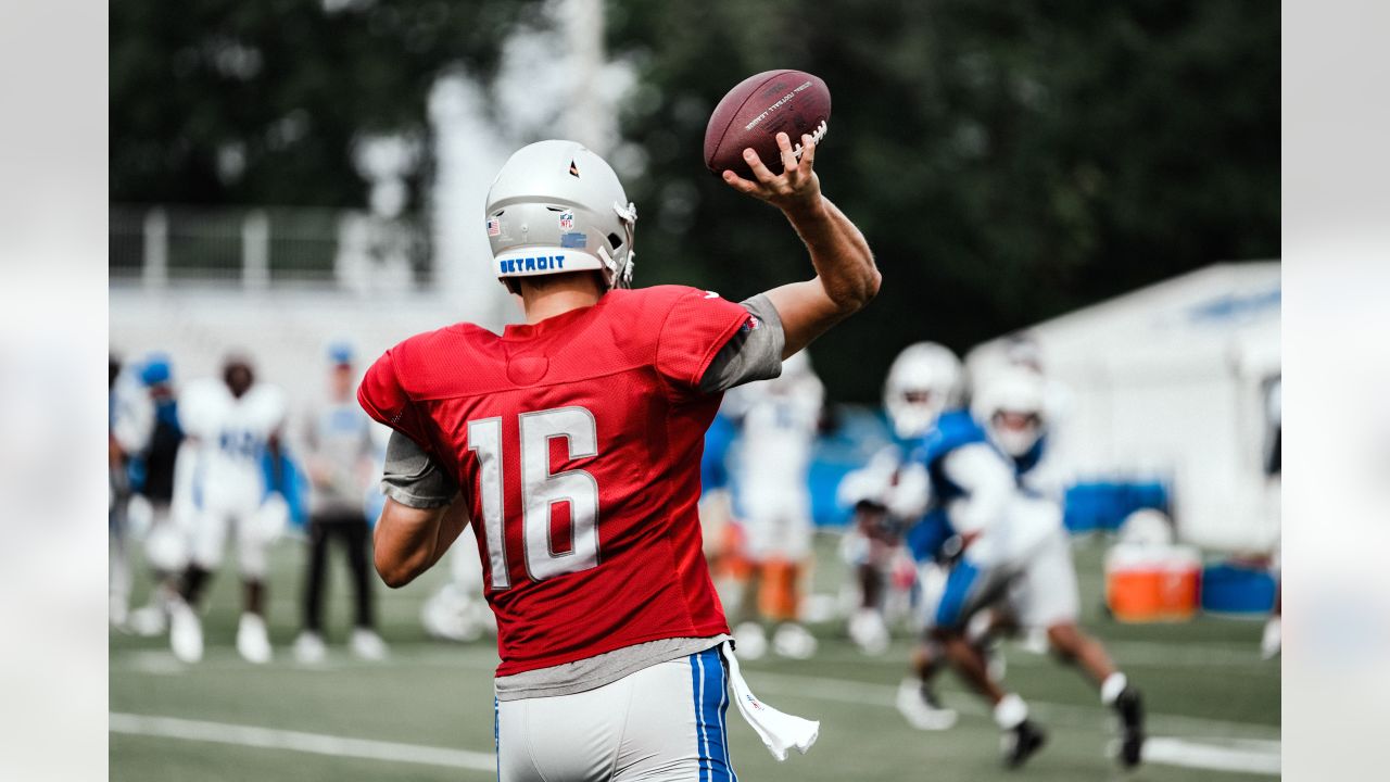 Aidan Hutchinson's smile, Jahmyr Gibbs selfie: See more photos from Lions  training camp 