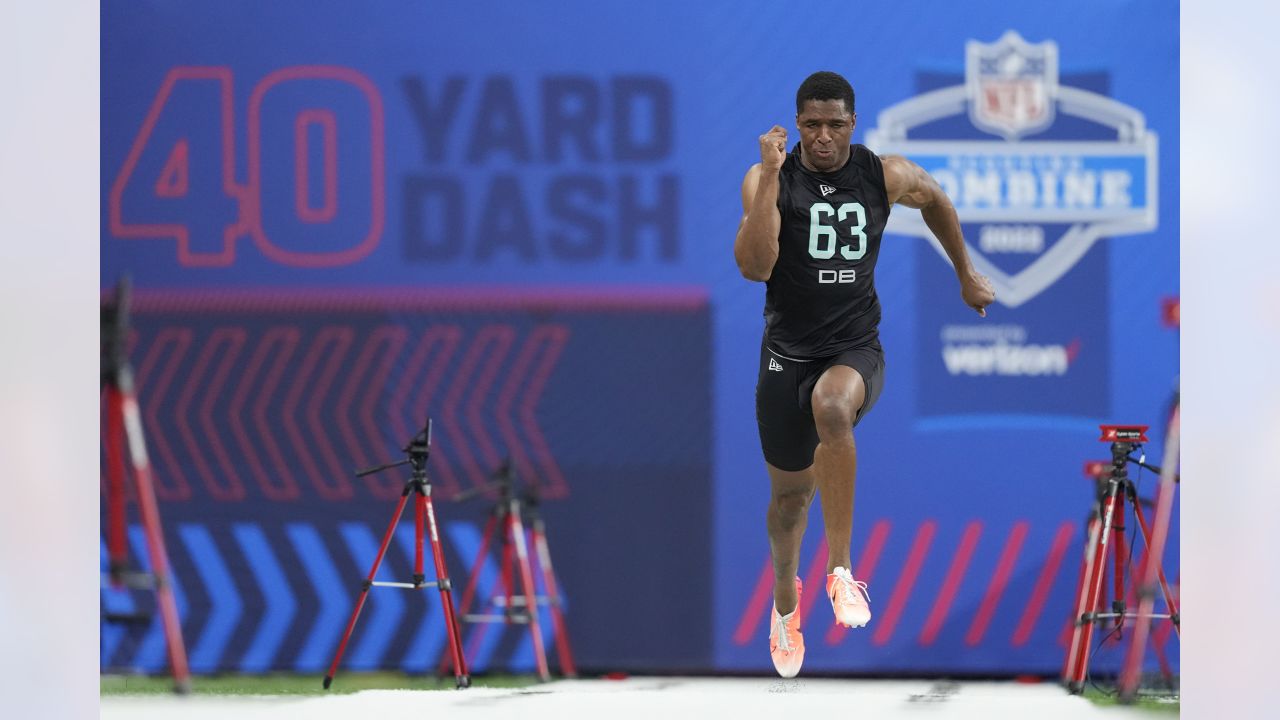 Safety Jaquan Brisker runs official 4.49-second 40-yard dash at the 2022  combine